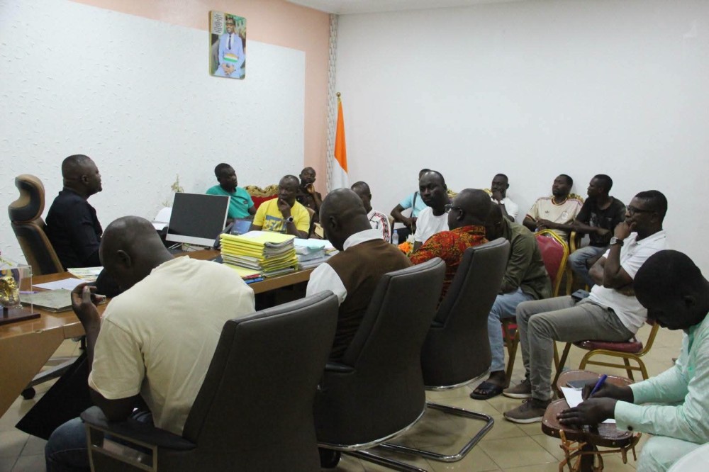 Le maire Ouattara Anzoumana lors de sa rencontre avec les op&eacute;rateurs du transport urbain