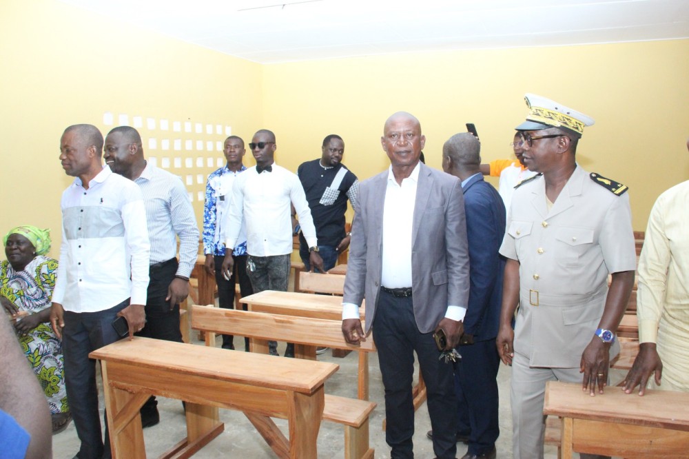 Le aire et les autorit&eacute;s administratives visitent une des salles