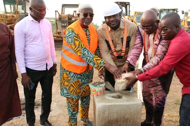Pose de la premi&egrave;re pierre du march&eacute; des produits vivriers par le maire Ouattara Anzoumana de la commune de bondoukou