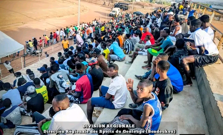 Malgr&eacute; le d&eacute;labrement avanc&eacute; du stade , les amoureux du football ne manquent pas &agrave; l&rsquo;appel