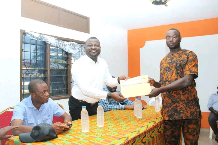 Le pr&eacute;sident de la jeunesse communale remet un pr&eacute;sent au maire de la commune de Bondoukou