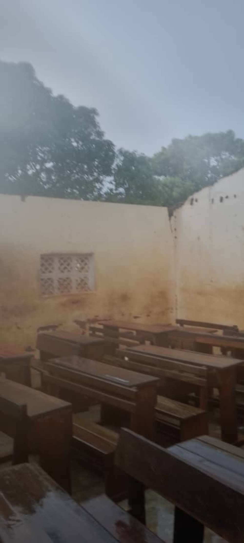 Toute la toiture du b&acirc;timent d&eacute;coiff&eacute;