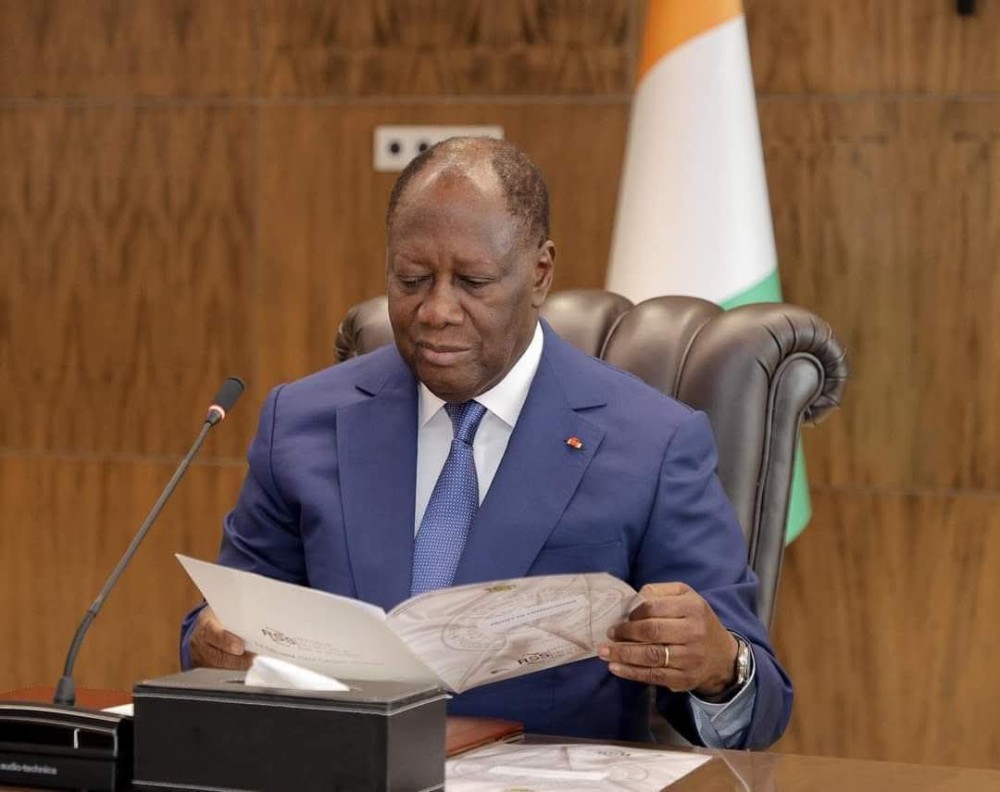 Alassane Ouattara , pr&eacute;sident de la R&eacute;publique de C&ocirc;te d'Ivoire prend une importante d&eacute;cision qui suscite d&eacute;j&agrave; de vifs d&eacute;bats au sein de la classe politique et de l&rsquo;opinion publique.