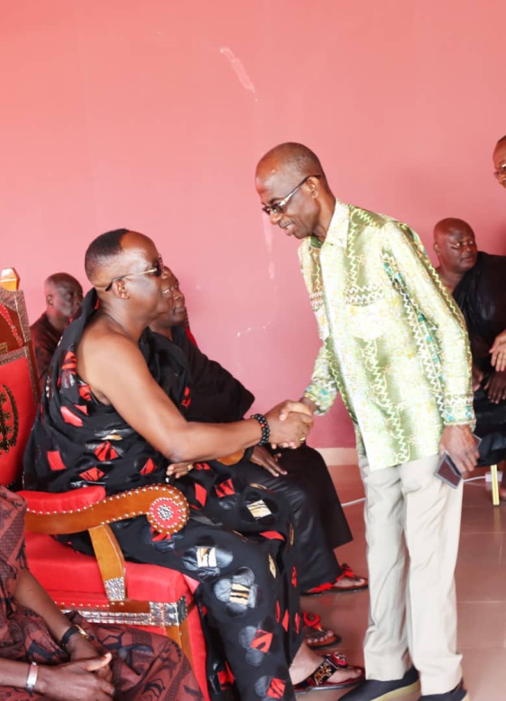 Assiedu Nketia, Pr&eacute;sident du parti politique National D&eacute;mocratie Congr&egrave;s (NDC) du Ghana, chez le chef de province Pinango .