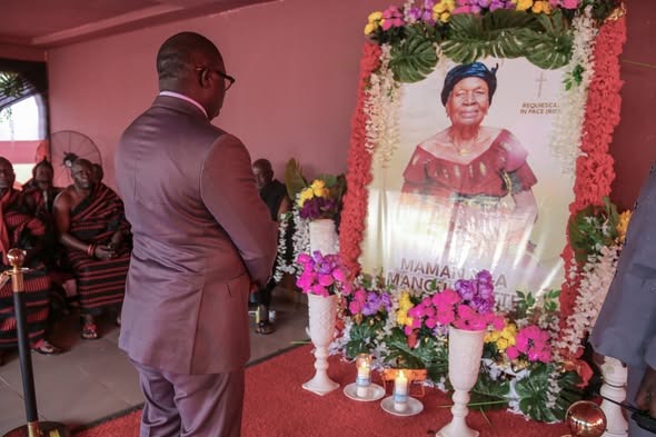 le Professeur OUATTARA Djakalia, pr&eacute;sident de l'universit&eacute; de bondoukou  est venue traduire le soutien de toute la communaut&eacute; universitaire