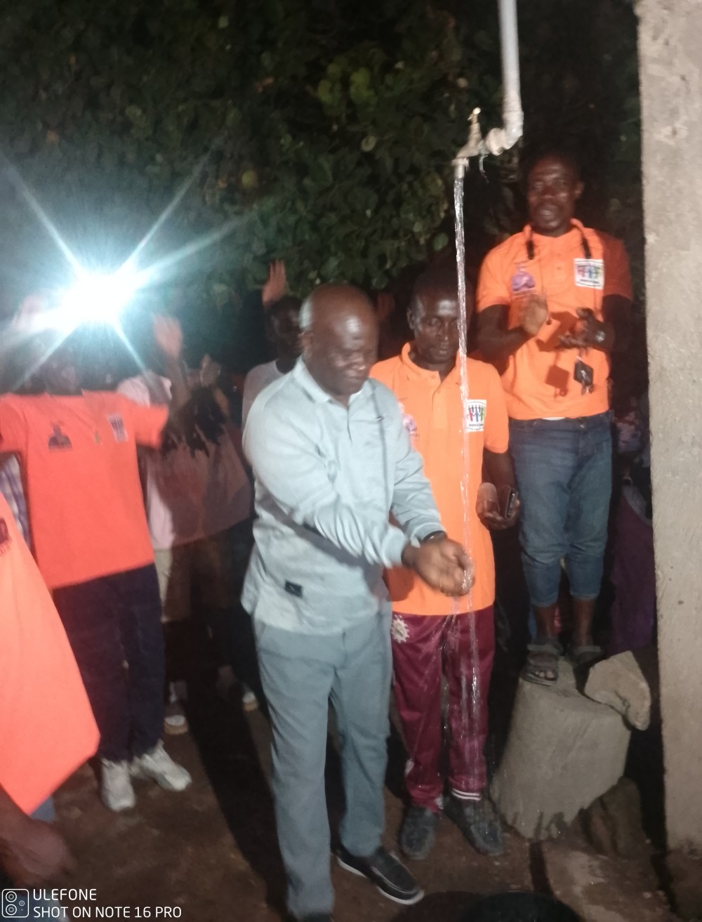 Le ministre Siaka Ouattara, ancien secr&eacute;taire d&rsquo;&Eacute;tat charg&eacute; du Service Civique offre de l'eau potable au peuple de houmakpin.