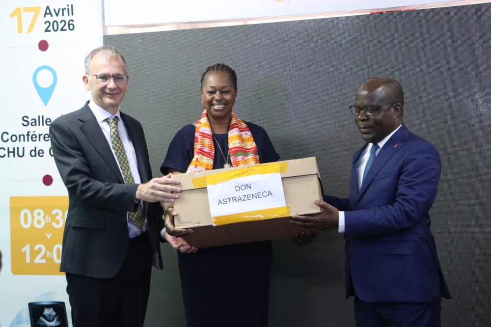 Pierre Dimba , Ministre de la Sant&eacute;, de l'Hygi&egrave;ne Publique et de la Couverture Maladie Universelle avec ses partenaires de la sant&eacute;