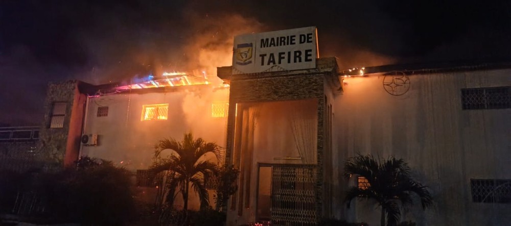 La mairie de Tafere en flamme