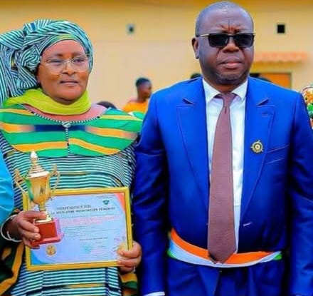 La pr&eacute;sidente Ouattara Aphyssata tenant son prix en pr&eacute;sence du maire de Bouna, Bouraima Ouattara
