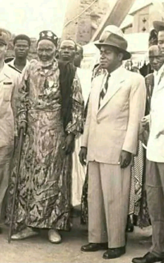 F&eacute;lix Houphou&euml;t-Boigny et P&eacute;l&eacute;foro Gbon Coulibaly, grande autorit&eacute; traditionnelle du pays s&eacute;noufo,