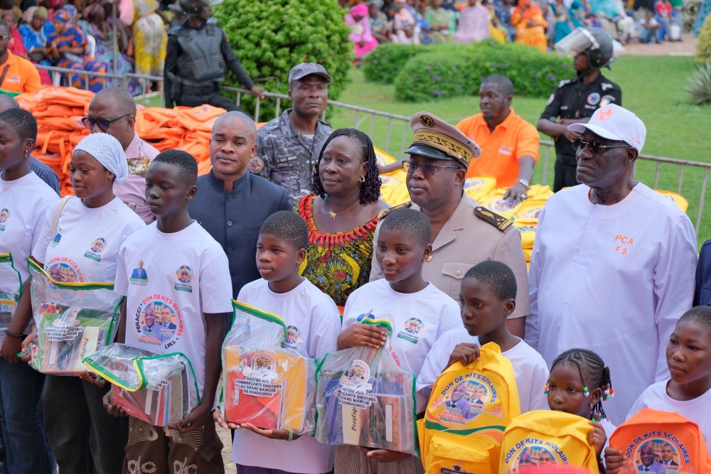 Heureux, les enfants sinistr&eacute;s de l'incendie du batiment central du march&eacute; de Bondoukou retrouvent le sourire aux l&egrave;vres pour cette rentr&eacute;e scolaire gr&acirc;ce &agrave; Kamagat&eacute; Mory (en bleu) dit Mory Tr&eacute;sor.