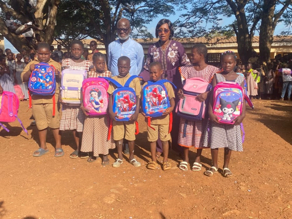 A Bouak&eacute;, trente &eacute;l&egrave;ves en situation de vuln&eacute;rabilit&eacute; re&ccedil;oivent  de dons  afin de  mieux poursuivre leur apprentissage dans de meilleures conditions.