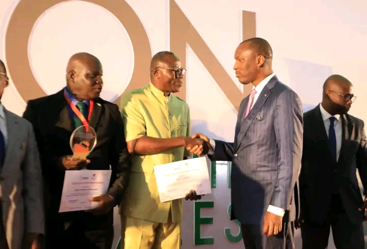 Le 4&egrave;me Vice-Pr&eacute;sident du conseil  r&eacute;gional du Gontougo, Kamagat&eacute; Ali ,  recevant les f&eacute;licitations du ministre en charge de la jeunesse .